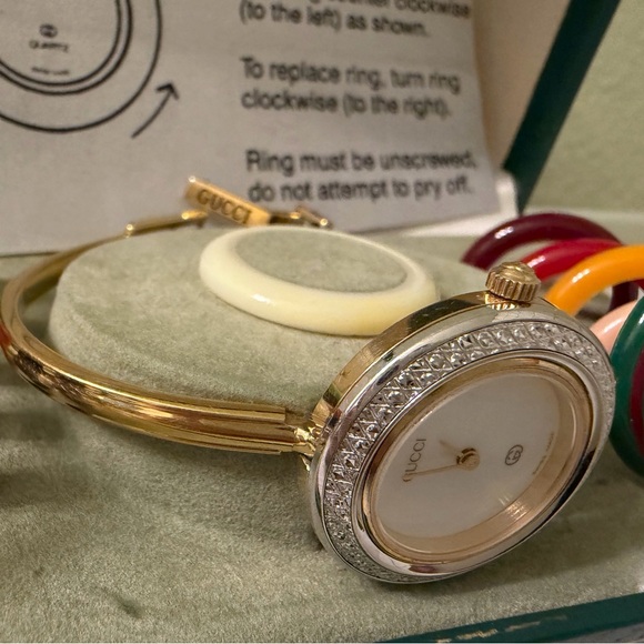 Vintage~Gucci Silver Diamond-Cut Bezel Bangle Bracelet Watch W/Box/Papers - Picture 4 of 16